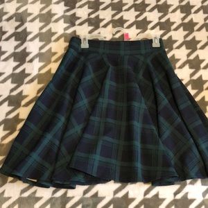 Dark green and navy blue plaid patterned skater skirt. Size M never worn